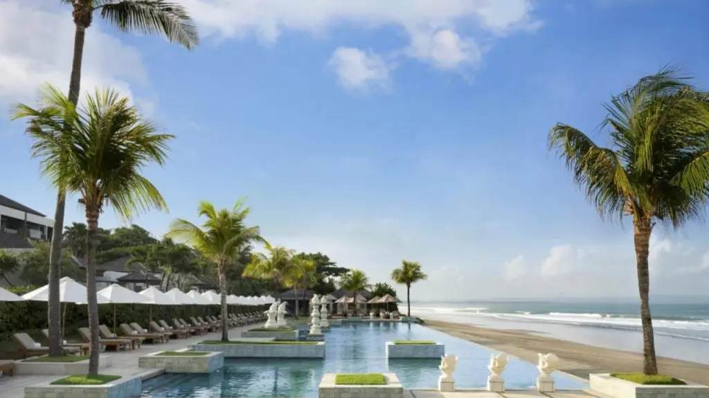 Villas vs Hotels in Seminyak