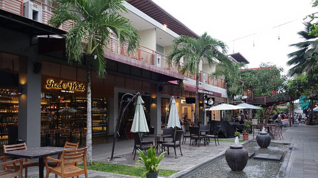 Shopping street and cafés in Seminyak